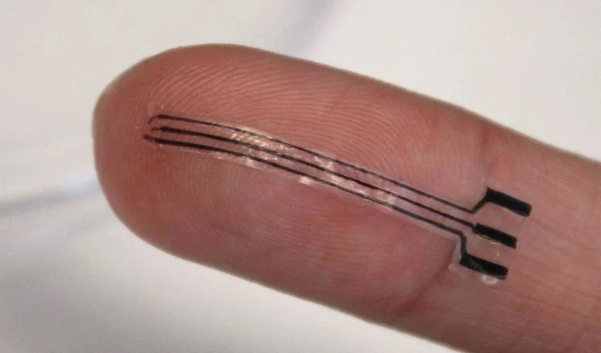 Imagem ilustra o quão pequeno é o implante feito em impressão 3D - Divulgação/Universidade de Penn State