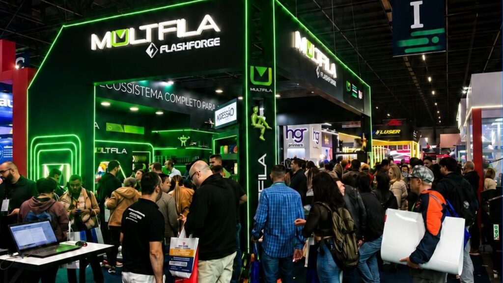 Estande da Multfila apresenta novidades e paredão de filamentos - Créditos: Reprodução/Flashforge